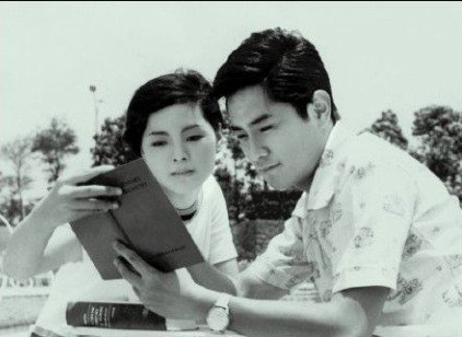 鄧麗君罕見(jiàn)私房照曝光 跳舞秀美腿下廚超清純