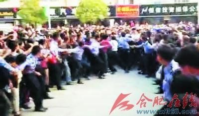 高三女生街頭遭割頸 嫌犯指認現(xiàn)場遭千人追打