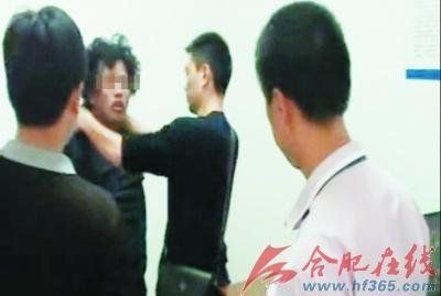 高三女生街頭遭割頸 嫌犯指認(rèn)現(xiàn)場(chǎng)遭千人追打