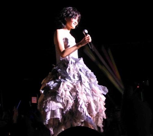 御用化妝師爆料：王菲私下很調(diào)皮很愛(ài)玩 冷艷寡言只是偽裝