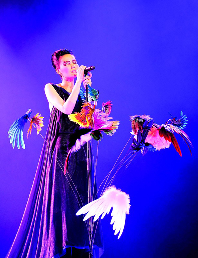 御用化妝師爆料：王菲私下很調(diào)皮很愛(ài)玩 冷艷寡言只是偽裝