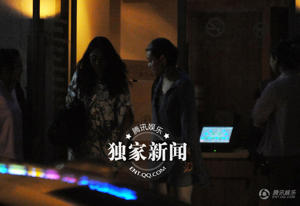 周海媚約會好友抽煙笑露大肉牙