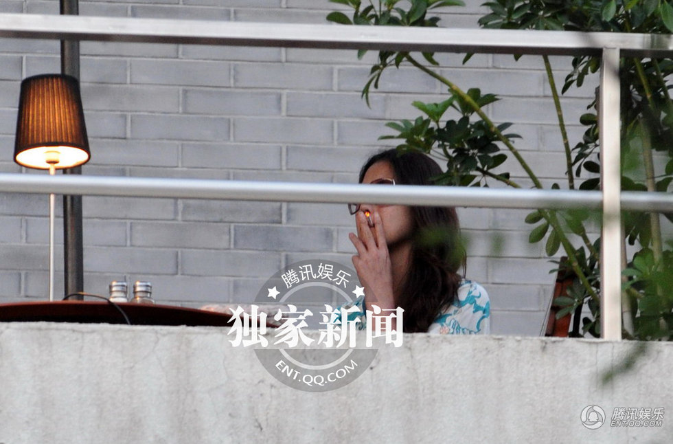 周海媚約會好友抽煙笑露大肉牙