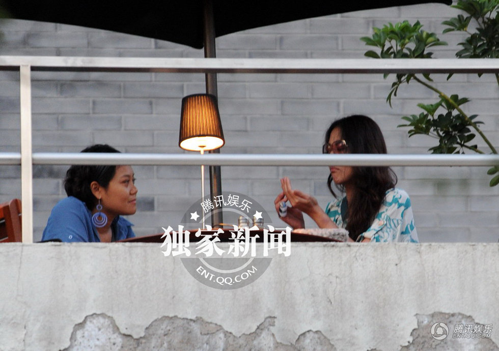 周海媚約會好友抽煙笑露大肉牙