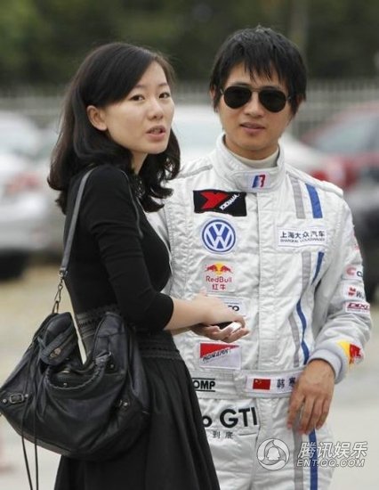 韓寒與妻子金麗華親密亮相 急秀恩愛(ài)為哪般