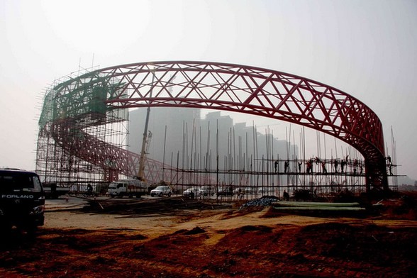 河南伊川北大門設(shè)計被指形似紅腰帶