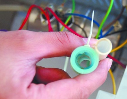 飲水機(jī)不拆開清理會(huì)長(zhǎng)綠藻 八成網(wǎng)友中招