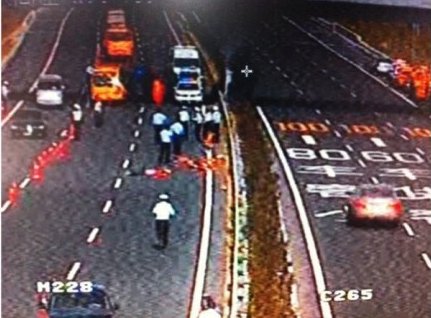 滬陜高速崇啟大橋一轎車沖向養(yǎng)護(hù)工人 致5死3傷