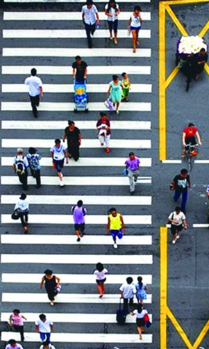 中國式過馬路走紅:不看紅燈湊一撮人就走