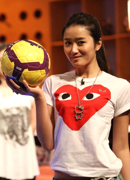 韓寒當(dāng)眾攬妻子金麗華肩頭親密無(wú)間 罕見(jiàn)溫馨