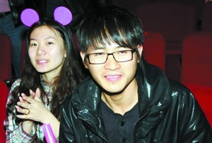 韓寒當(dāng)眾攬妻子金麗華肩頭親密無間 罕見溫馨