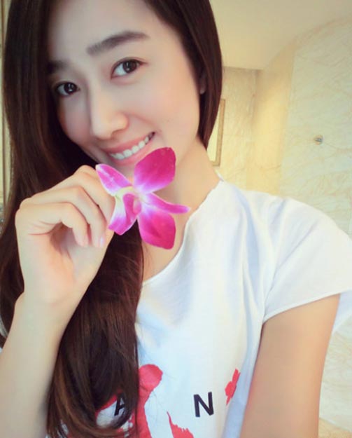 韓寒當眾攬妻子金麗華肩頭親密無間 罕見溫馨