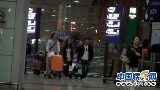 黃渤與助理回京 座駕低調(diào)奢華