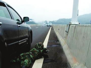 10月14日，劫案處置現(xiàn)場(chǎng)，狙擊手設(shè)伏待命。