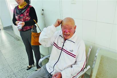 青島老漢上廁所被阻狂毆保潔員 打腫鼻子撕裂嘴巴 青島老漢上廁所被阻狂毆保潔員 打腫鼻子撕裂嘴巴