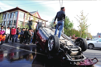 昨天下午3點多，已在水里泡了數小時的寶馬車終于上岸。