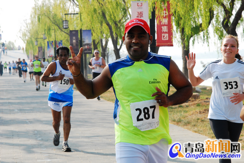 國際航協(xié)馬拉松青島開賽 78歲老人跑完全程 國際航協(xié)馬拉松青島開賽 78歲老人跑完全程