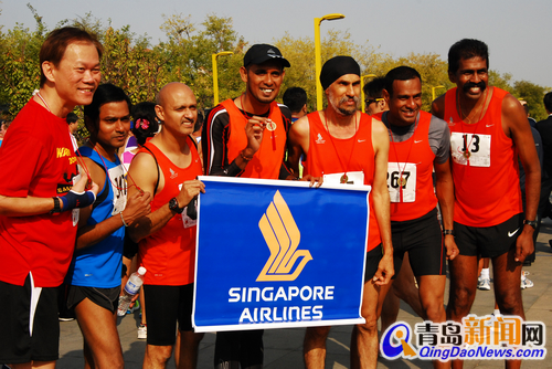 國際航協(xié)馬拉松青島開賽 78歲老人跑完全程 國際航協(xié)馬拉松青島開賽 78歲老人跑完全程