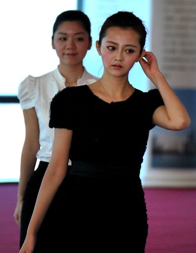 青島三百美女今天應(yīng)聘海航空姐 競(jìng)爭(zhēng)格外慘烈