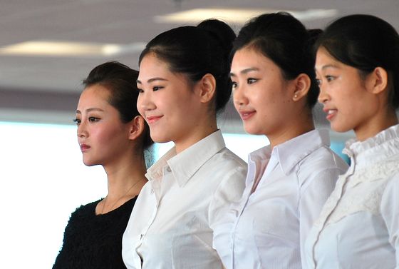 青島三百美女今天應(yīng)聘海航空姐 競(jìng)爭(zhēng)格外慘烈