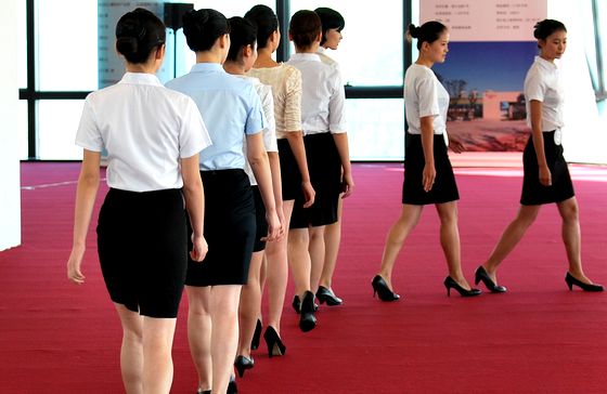青島三百美女今天應(yīng)聘海航空姐 競(jìng)爭(zhēng)格外慘烈