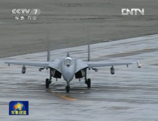 空軍新型飛機(jī)雨中飛行訓(xùn)練照曝光 隊(duì)列整齊震撼