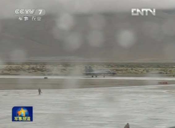 空軍新型飛機雨中飛行訓練照曝光 隊列整齊震撼