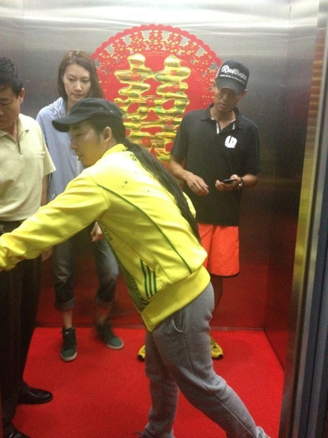 林丹謝杏芳家鄉(xiāng)辦喜宴 游街排場(chǎng)大　