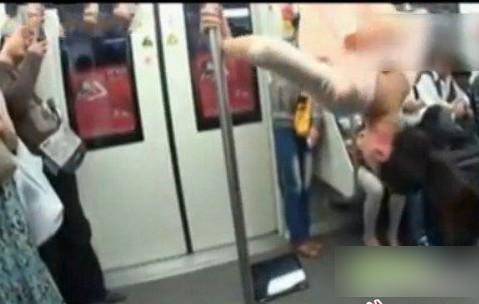 上海地鐵現(xiàn)倒掛姐