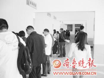 車管所內(nèi)學(xué)員體檢也要排隊?！≮w波　攝