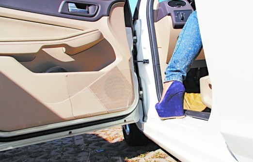 在相同車速下急剎車 穿高跟鞋最費(fèi)勁平底鞋最快 在相同車速下急剎車 穿高跟鞋最費(fèi)勁平底鞋最快