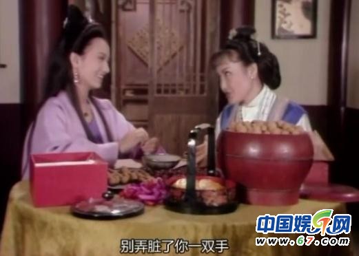 《新白娘子傳奇》經(jīng)典穿幫照:小青笑場傷不起