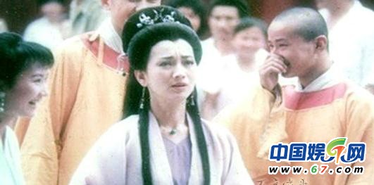 《新白娘子傳奇》經(jīng)典穿幫照:小青笑場傷不起