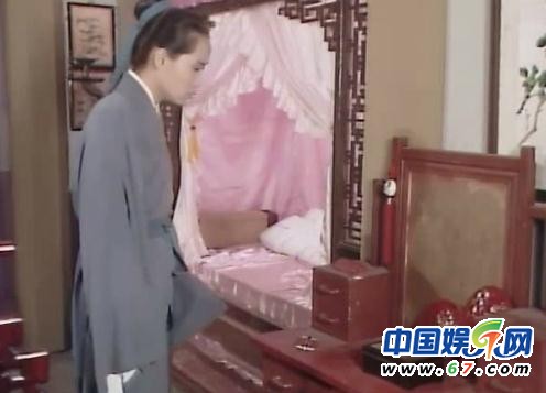 《新白娘子傳奇》經(jīng)典穿幫照:小青笑場傷不起