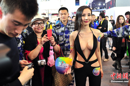 國內(nèi)車展上的奇葩女模們