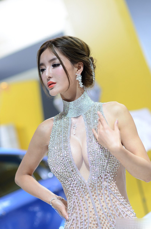 國內車展上的奇葩女模們