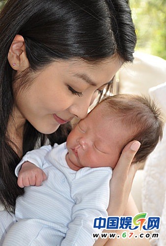 陳慧琳抱20斤小兒子上街掃貨 愛(ài)子身形圓胖