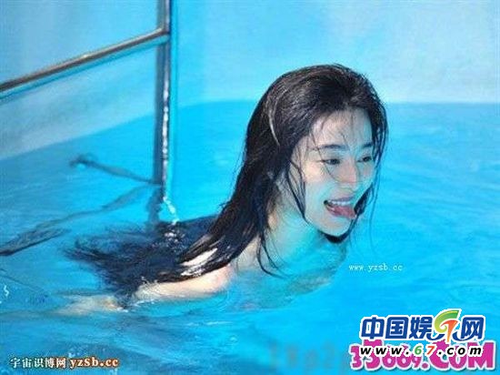 范冰冰罕見泳裝照曝光 吐舌星味十足