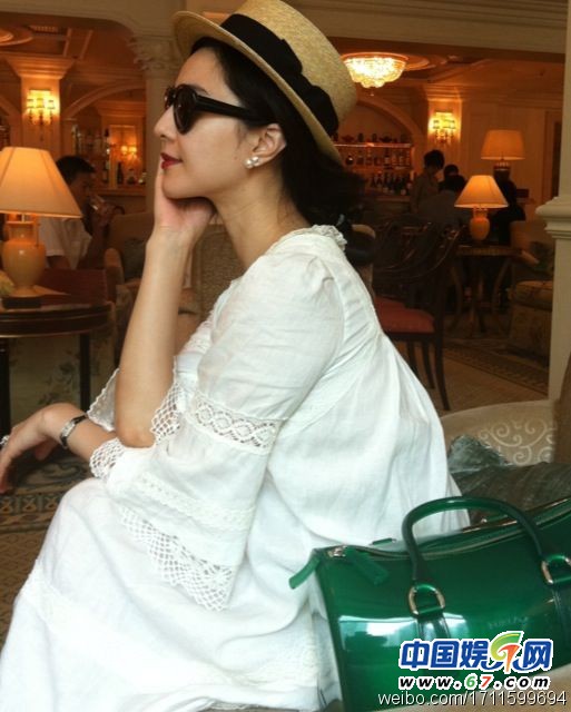 范冰冰罕見(jiàn)泳裝照曝光 吐舌星味十足