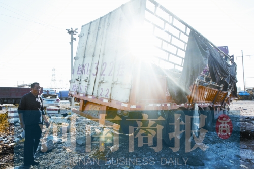 　停車場里，李秋先圍他的貨車查看。在他看來，3.8萬元施救費(fèi)“高得離譜”