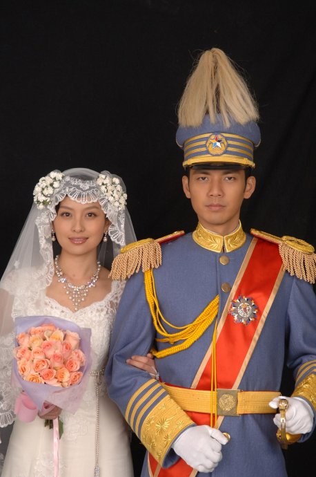 明星軍裝造型PK 女星英姿颯爽帥過(guò)男星