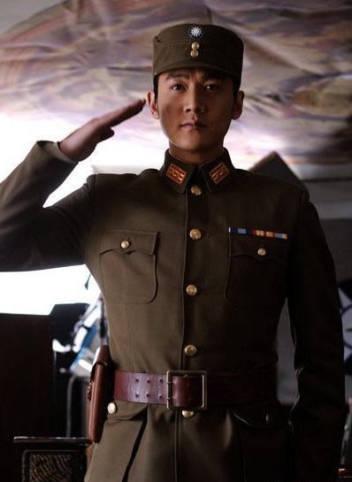 明星軍裝造型PK 女星英姿颯爽帥過(guò)男星