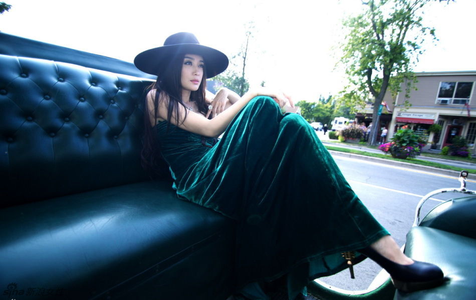 秦嵐修身長(zhǎng)裙復(fù)古禮帽女王范十足 展法式貴族氣息