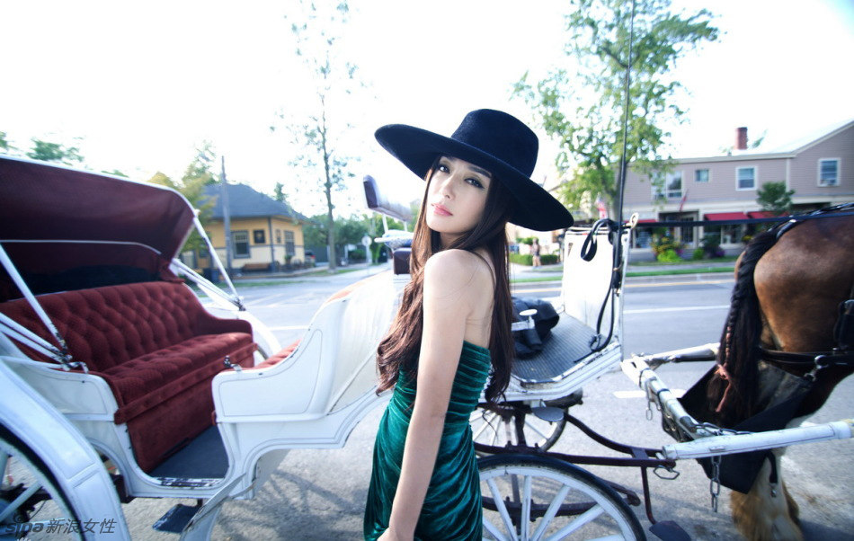 秦嵐修身長裙復(fù)古禮帽女王范十足 展法式貴族氣息