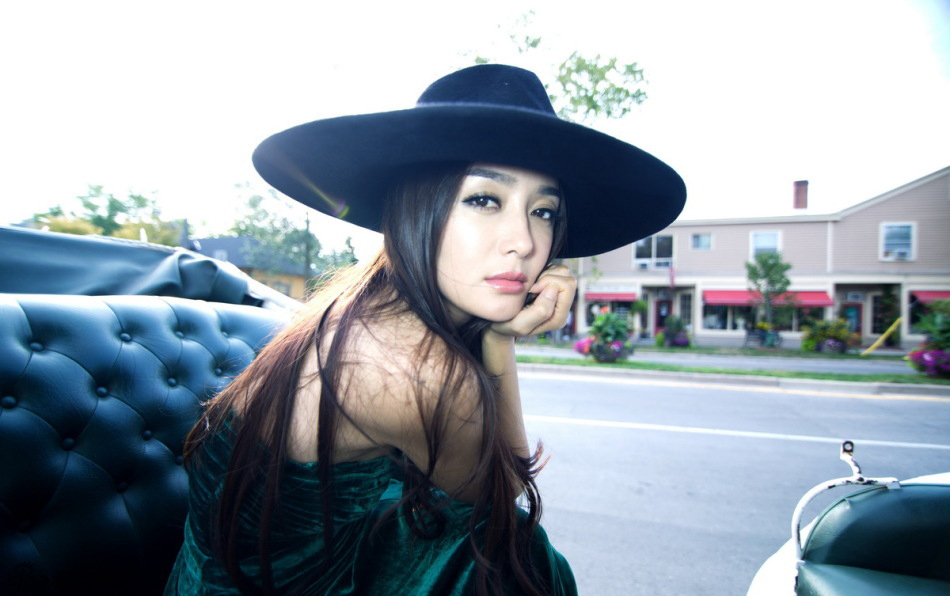 秦嵐修身長裙復古禮帽女王范十足 展法式貴族氣息