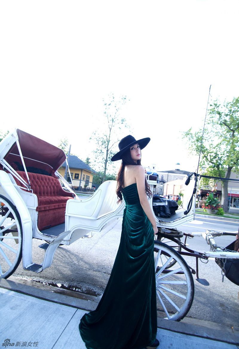 秦嵐修身長裙復古禮帽女王范十足 展法式貴族氣息