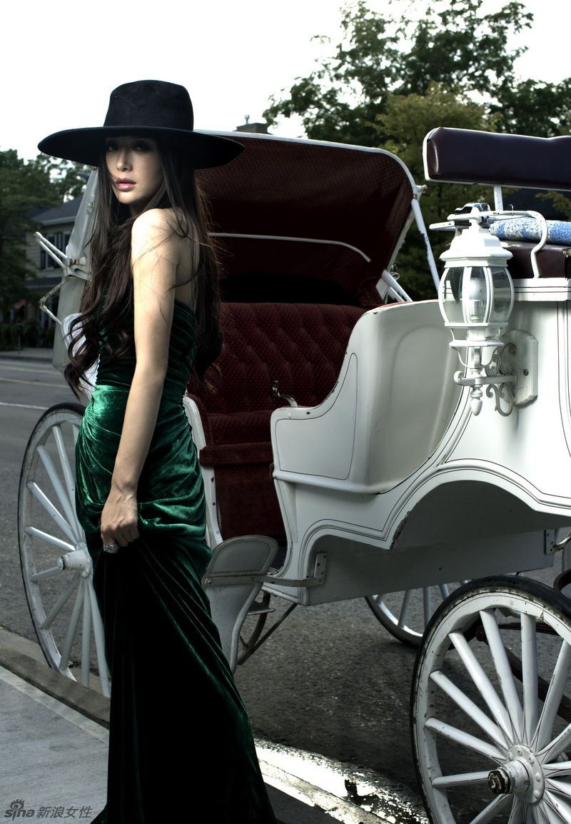 秦嵐修身長裙復(fù)古禮帽女王范十足 展法式貴族氣息