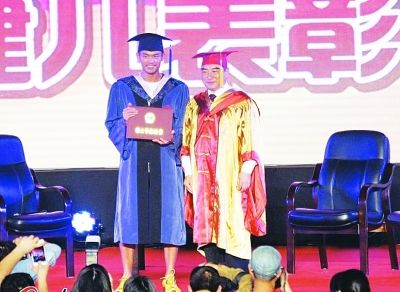 林丹獲碩士學位