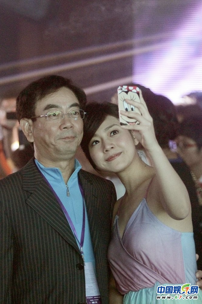 張國(guó)立抽雪茄老板范兒十足 葛優(yōu)陳妍希豪飲大High