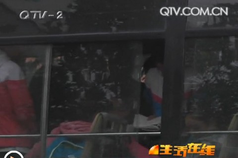 城陽五中校車超載 核定40人車?yán)瓭M60人 城陽五中校車超載 核定40人車?yán)瓭M60人